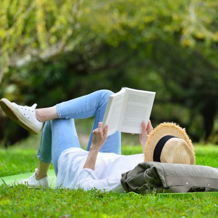 Lire dans le parc
